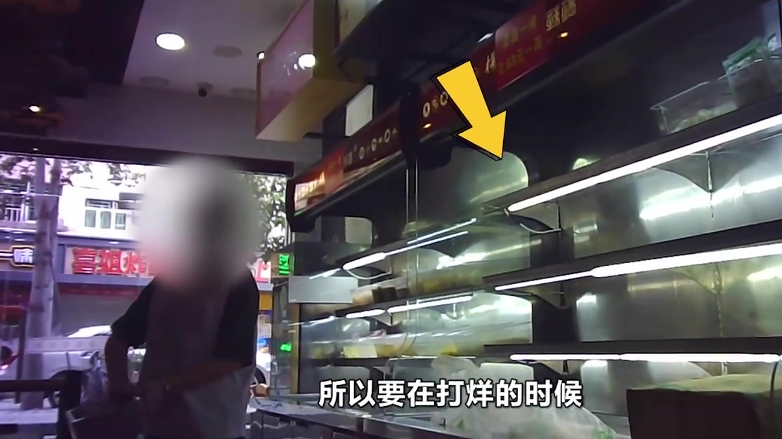 【杨国福麻辣烫食材被老鼠咬过仍使用】内幕纠察局暗访了杨国福麻辣烫,食品安全问题令人担忧,蟑