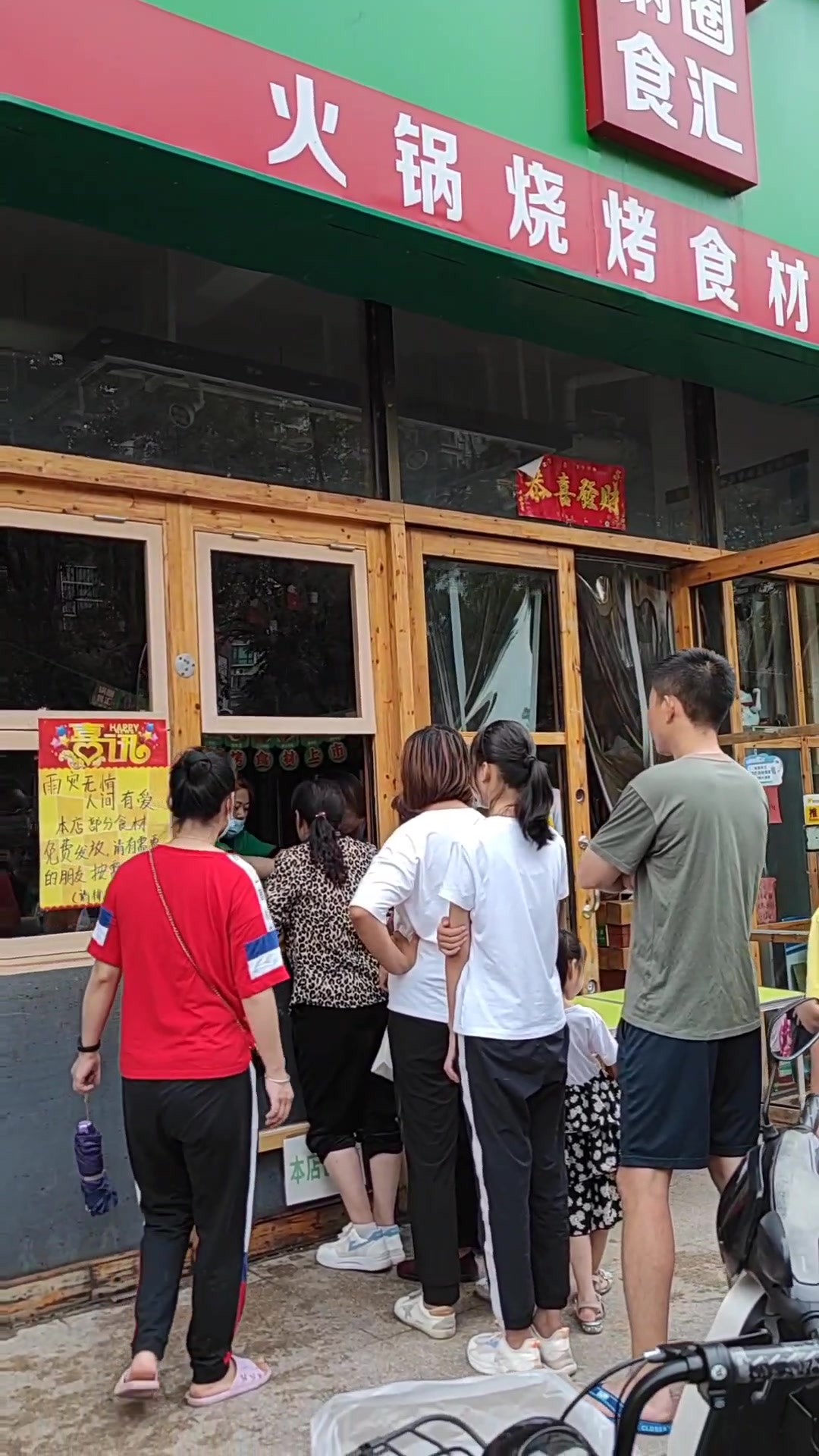郑州遭遇百年不遇特大暴雨市区全部断水断电断网,他们居然这么做