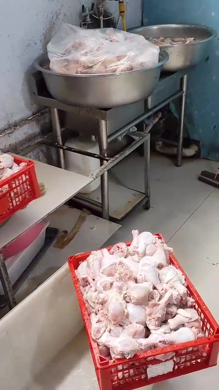 来楼下的炸鸡店上班,看完眼前一幕后,现在后悔还来得及吗