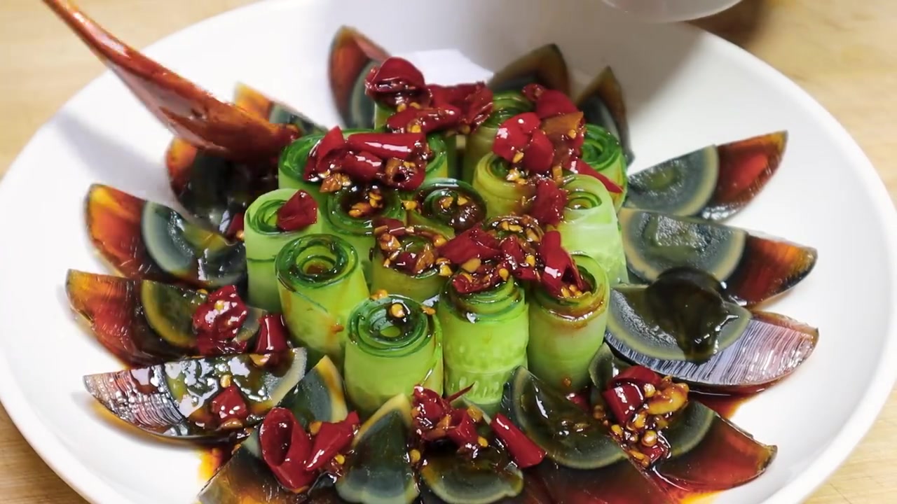 夏天我家就爱做这盘黄瓜拌皮蛋,简单快速! 黄瓜 皮蛋 凉拌菜 美味食谱 家常菜 夏天我家就