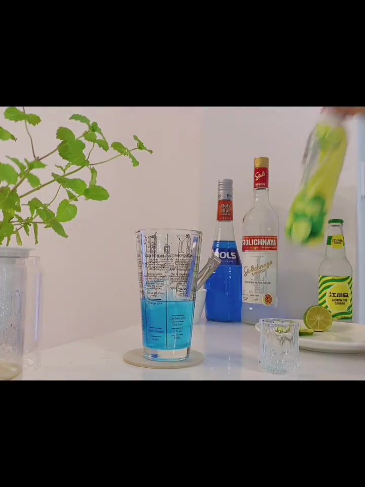 蓝色夏威夷,今晚来一杯自创鸡尾酒