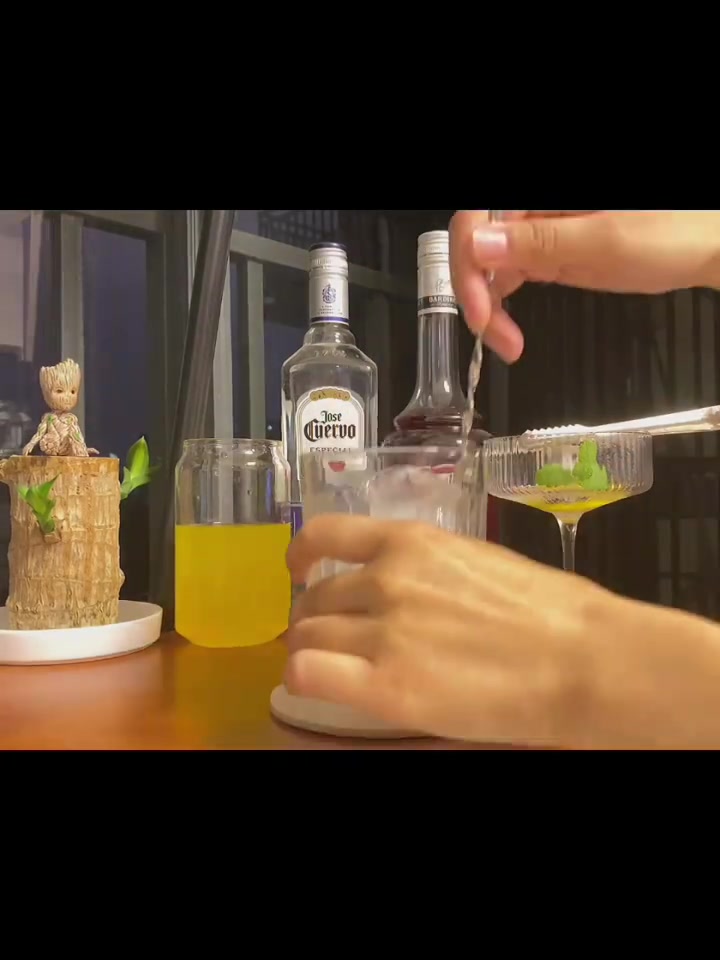 今晚来一杯世界十大鸡尾酒之一的龙舌兰日出,极具卖相的鸡尾酒