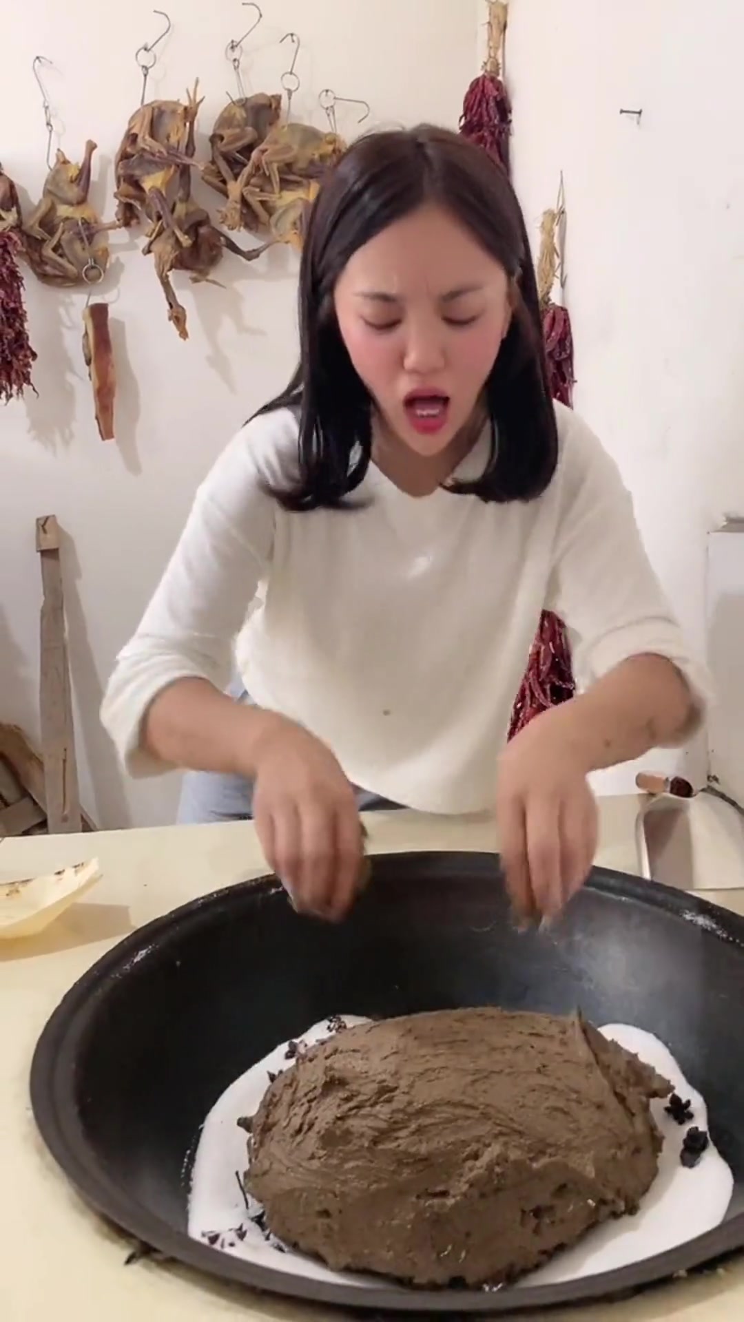 小姐姐做的荷叶鸡,竟然这么香,看把孩子馋的