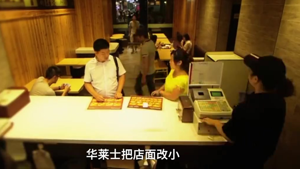 【十块钱三个汉堡,华莱士为什么这么便宜?】近日,华莱士因食品安全问题备受舆论关注。这家成立