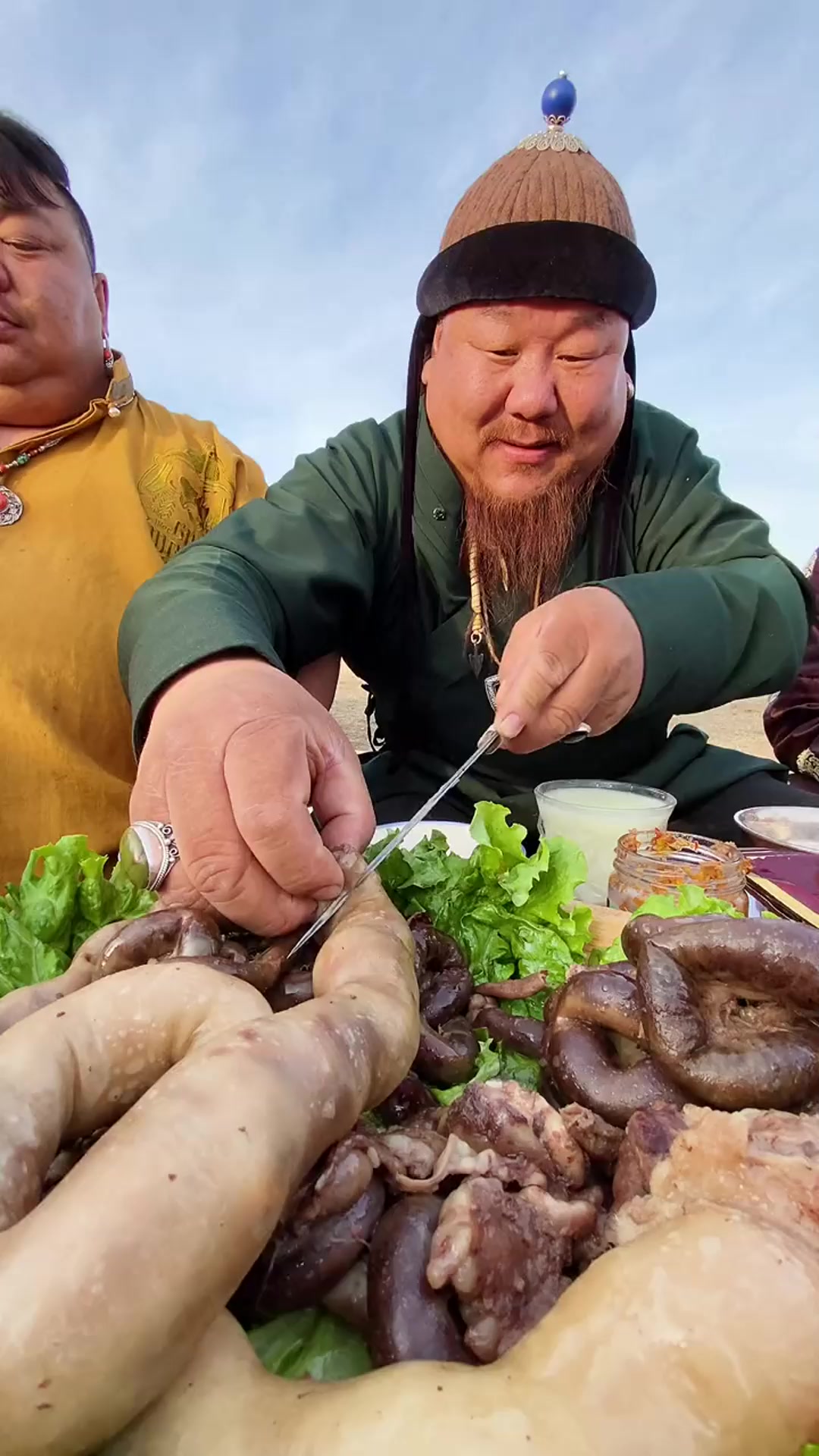 恩克:羊的肥肠灌的羊后腿肉,油香而不腻!