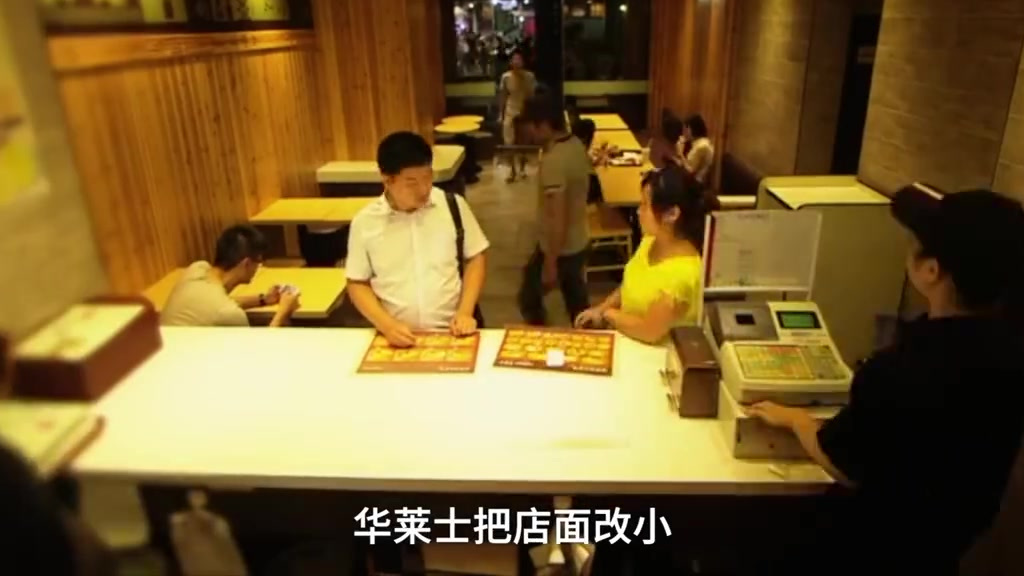 【十块钱三个汉堡,华莱士为什么这么便宜?】近期,华莱士因食品安全问题备受舆论关注。一直以来