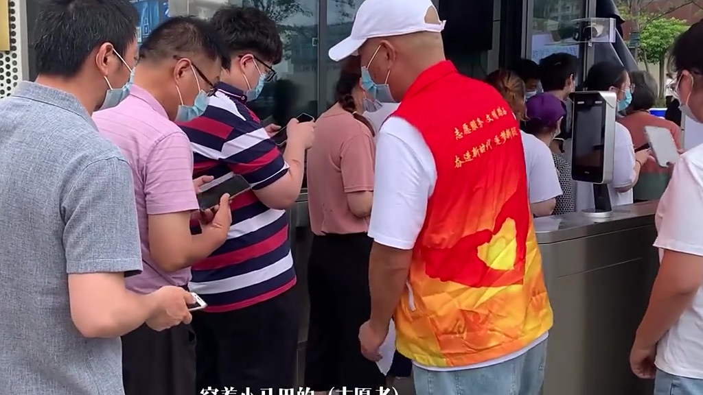 【暖!南京市民手绘盐水鸭做核酸漫画:南京,加油鸭!】80后漫画师胡松,是土生土长的南京人。