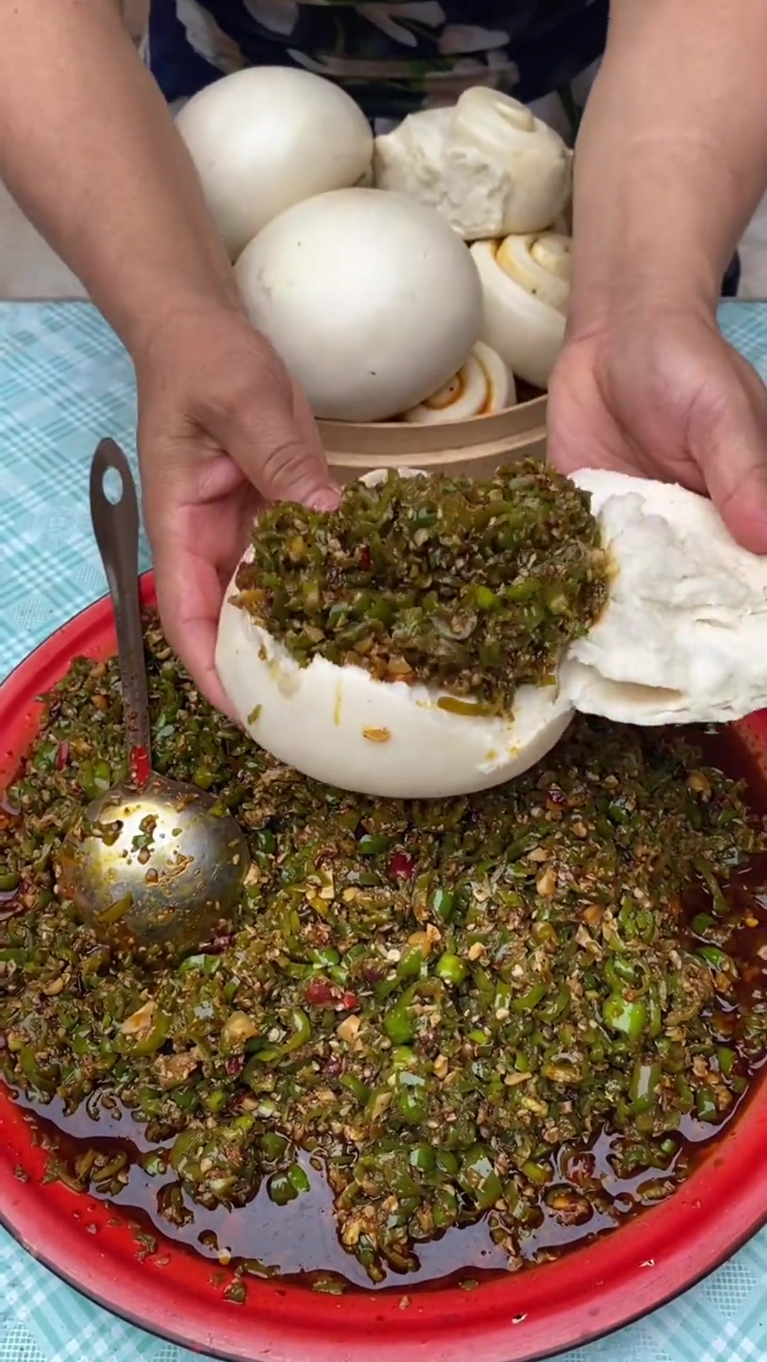 老板说用10个肉夹馍,她都不换的辣子夹馍!