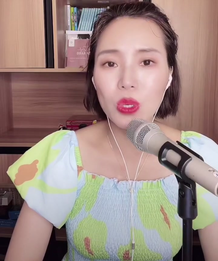 云朵直播演唱采风自新疆的歌曲《红玫瑰》欣赏