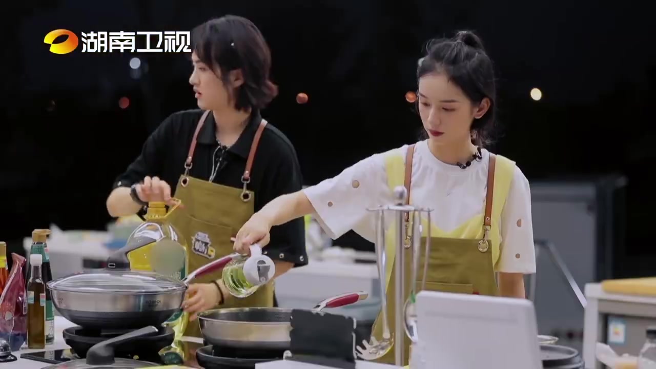 【湖南卫视#中餐厅#正在播出】新厨掌勺不要怕,牢记“油多不坏菜”!小也@周也 的胡萝卜胡萝