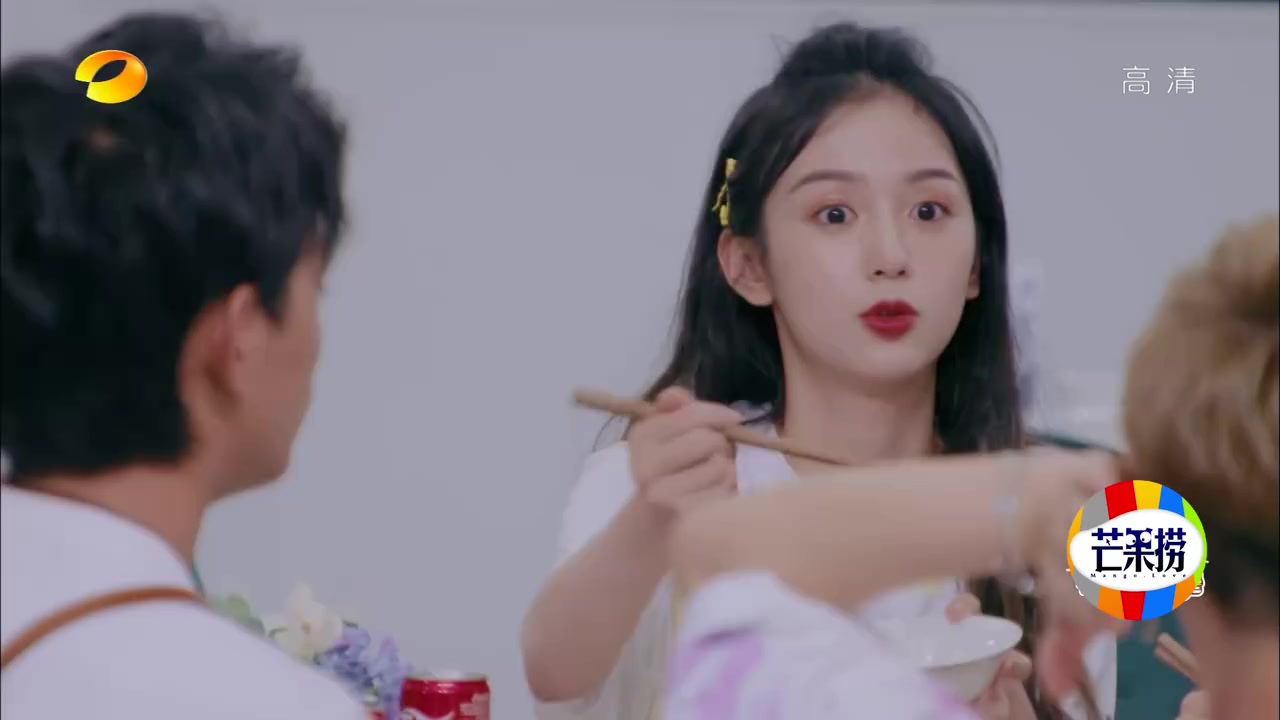 #龚俊中餐厅# 周也:“龚俊很会做饭的,我看过他发朋友圈他自己做的饭”龚俊:“我做菜还是稍