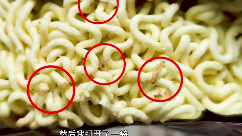 【男子网购方便面打开现活虫 :没过保质期,客服投诉已过售后期】7月31日,北京。袁先生反映