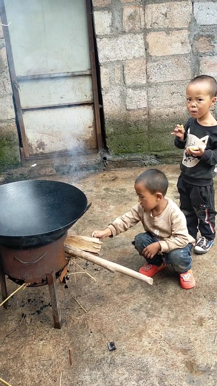 这就是穷人家孩子的饭菜,恕我直言,穷人孩子早当家!