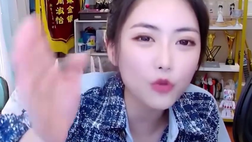 报告水友们,鲨鱼娘已经被你们在CJ整的活儿弄疯了她不说话只向我扔出一个招广告位的视频