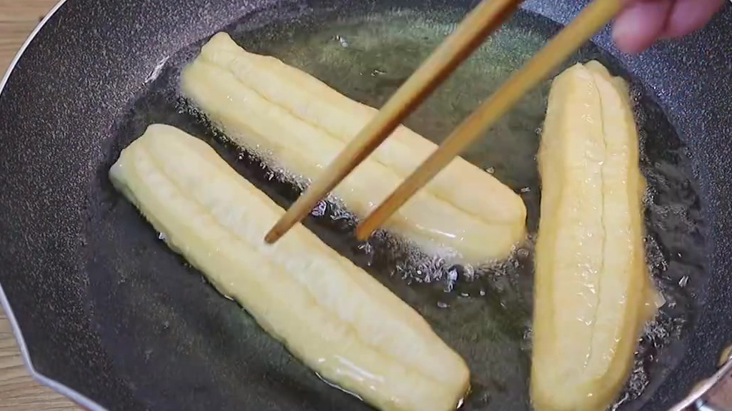 【自制油条冰淇淋 】天气好热,只想吃凉凉的东西酥酥脆脆的油条裹着软糯拉丝的麻薯,还有顺滑的