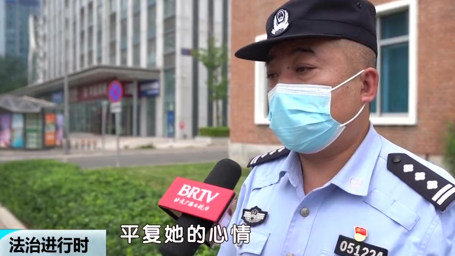 【女子夜里悬在高楼窗外欲自尽大兴民警全力救助】7月23日晚,大兴分局天华路派出所接到报警,