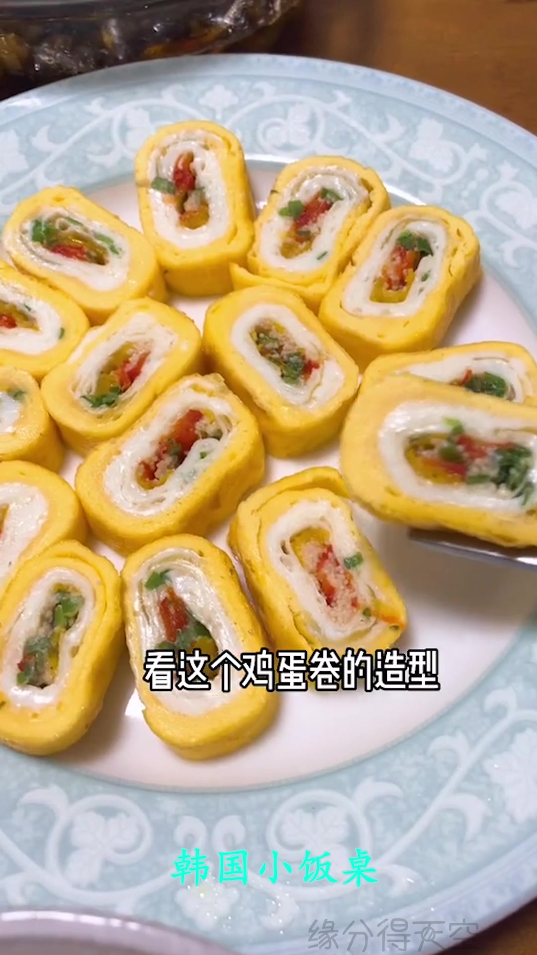 韩国一大早就吃年糕汤,配上泡菜,一家人吃得真有氛围