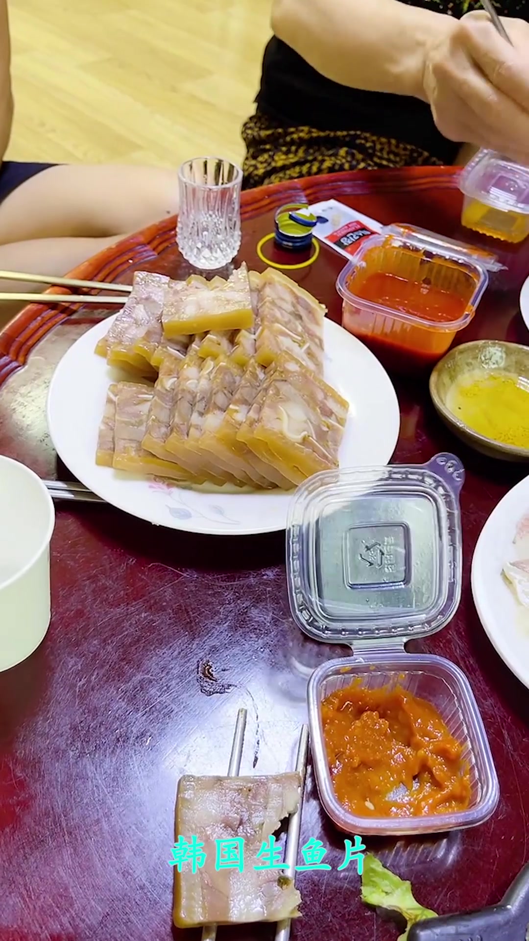 中国女人定居韩国,生鱼片韩国人竟然这么吃,确定不腥吗?