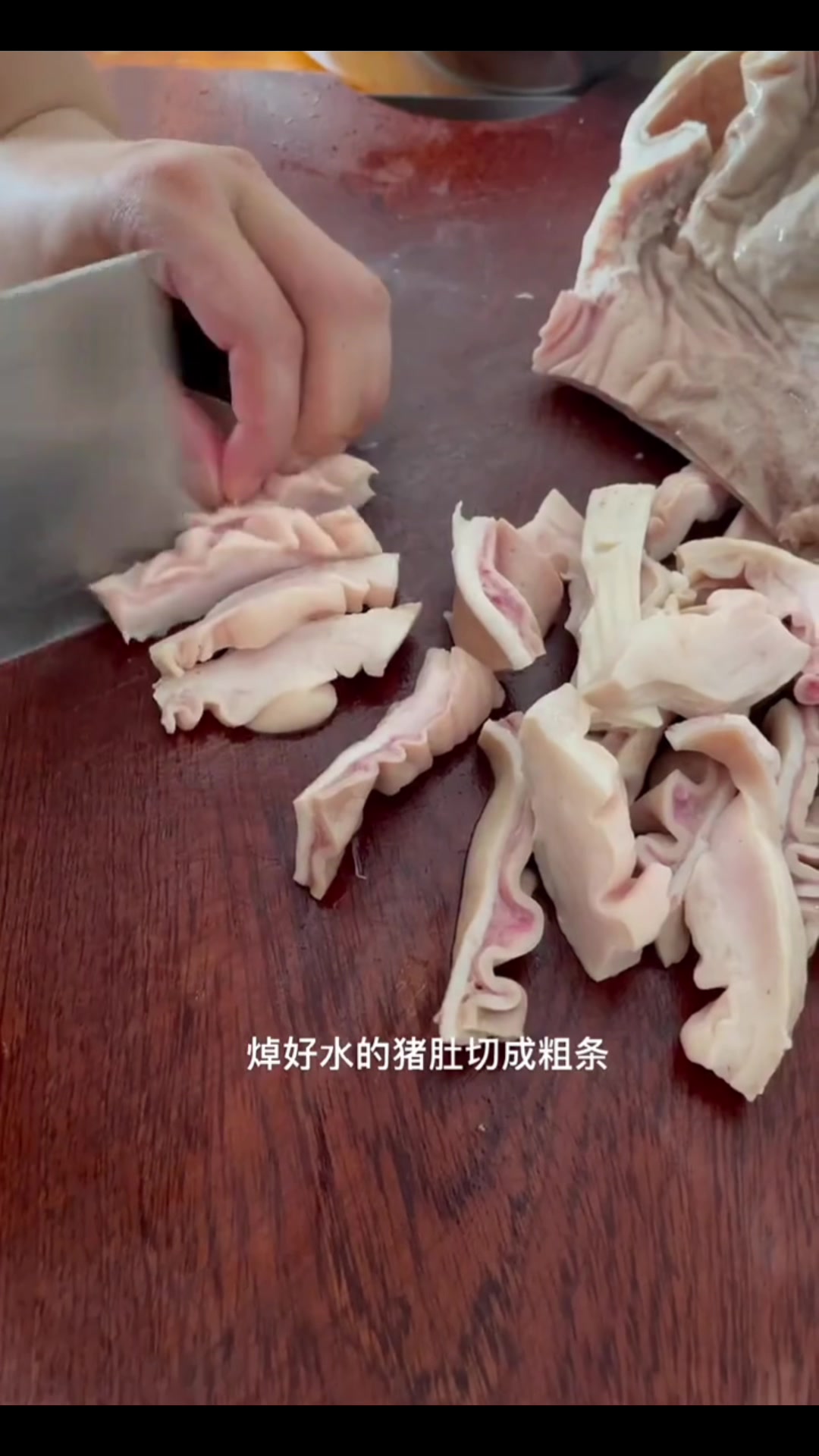 胡椒白果猪肚汤,这款汤吃到猪肚爽脆,也能喝到汤的鲜美