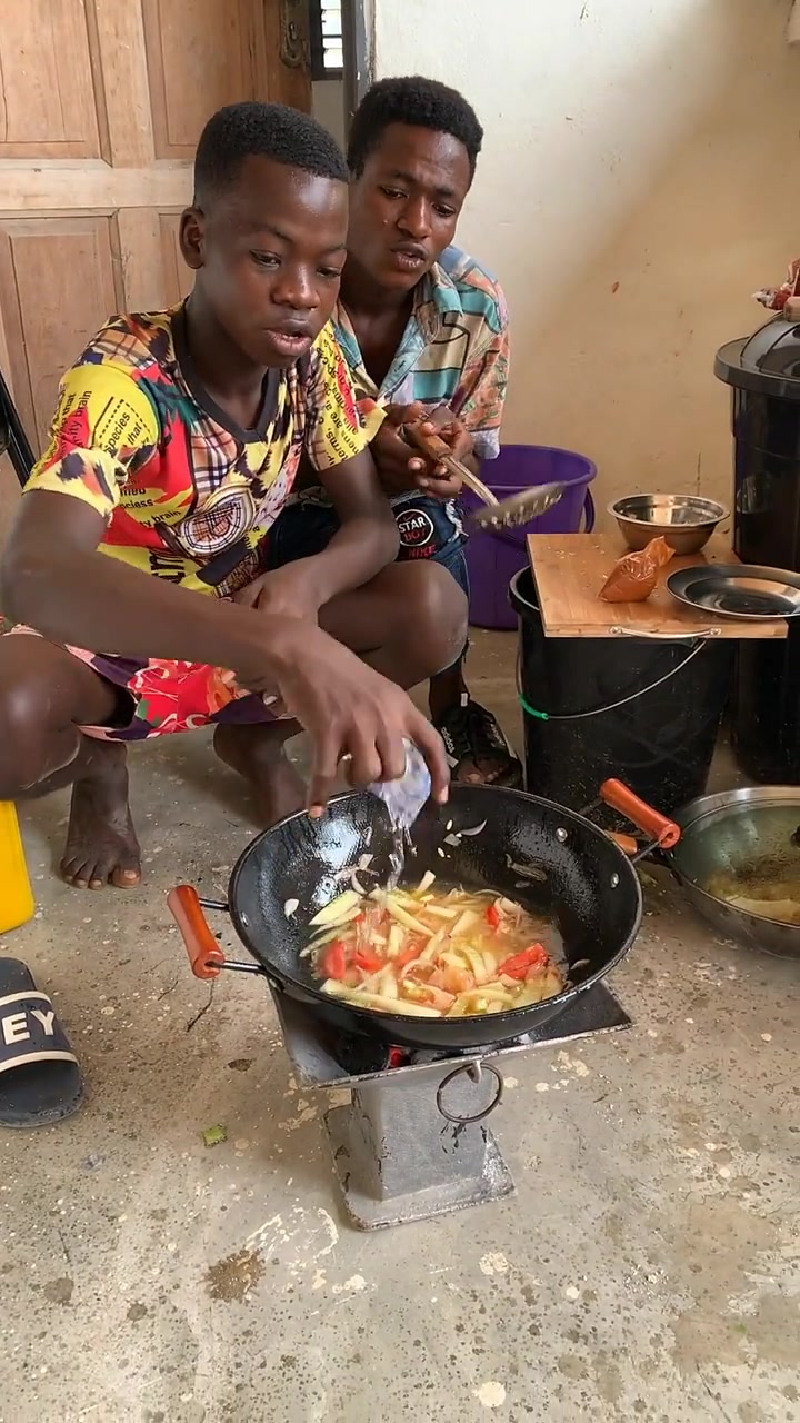 非洲人在家里做早餐,这是他们的面条,谁看着能有食欲?