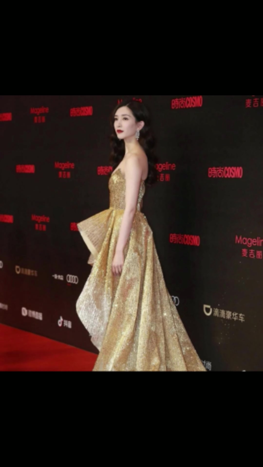 “人间绝色”江疏影 穿深V礼服秀性感身材 颜值身材皆满分