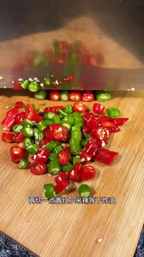 家里来客做这道鲜椒鱼,鱼片鲜香嫩滑,汤汁泡饭安逸得很