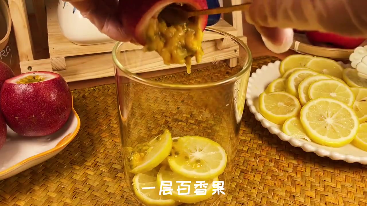 天热来一道香菜拌牛肉,做法简单,嫩滑爽口。配上一杯冰爽的百香果柠檬蜜,真的很巴适~(DIY