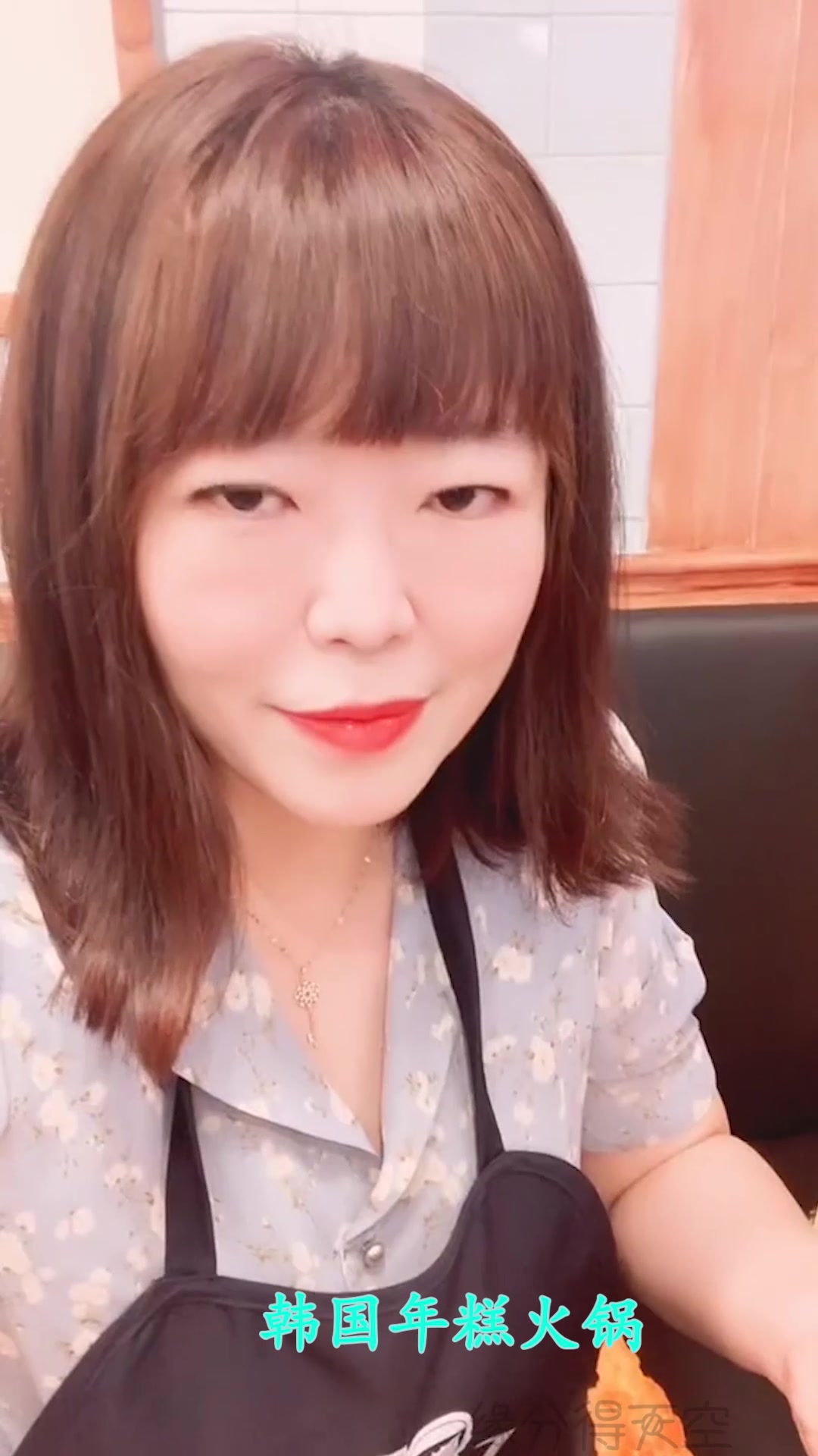韩国土豪家庭的晚餐,年糕火锅配上青菜,能吃三大碗