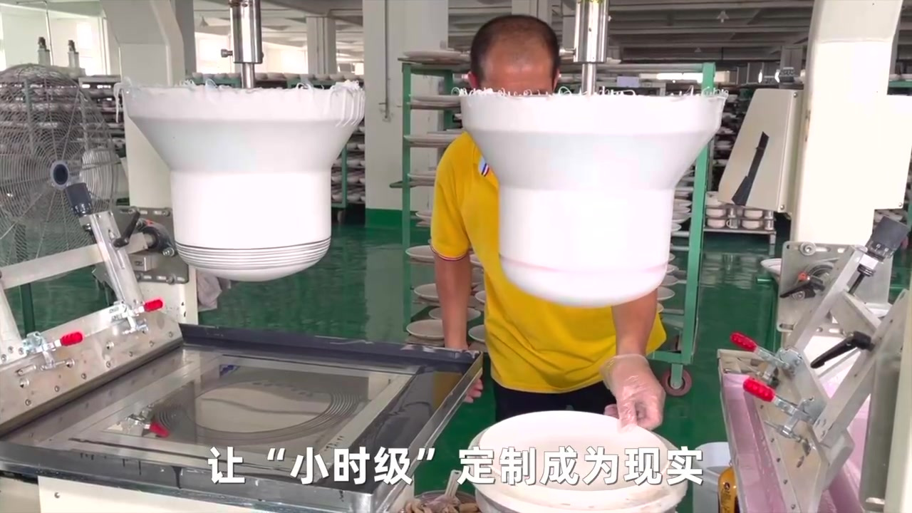 【义乌1秒发6只冠军同款产业带商家带火奥运经济】产业带中小商家正在以全新方式诠释奥运经济。