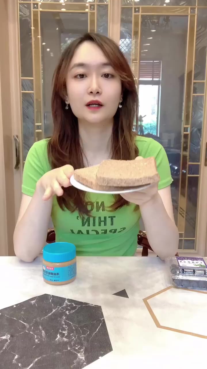 全麦吐司的神仙吃法!浓郁的花生酱配香蕉,有冰淇淋的口感哦#美食# 