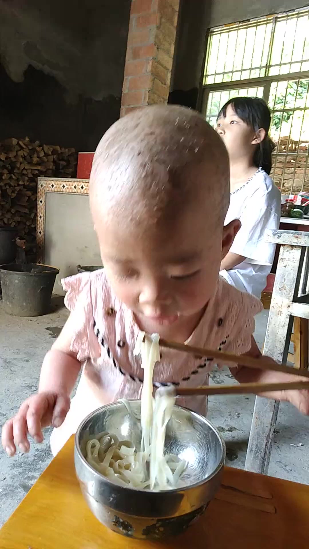 先天性鱼鳞病,孩子越来越大,送去学校真怕受到欺负