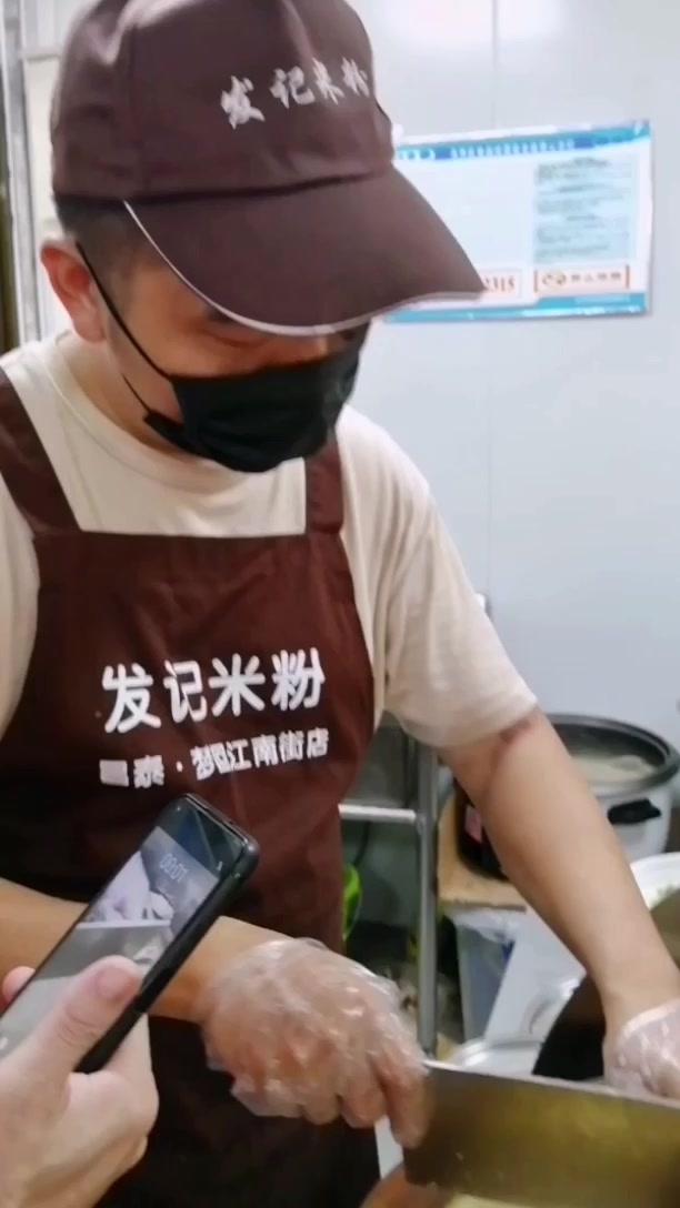 看看,老板砍的鸭是不是够土,大塘青头鸭哦 看看,老板砍的鸭是不是够土,正宗南宁大塘青头鸭哦