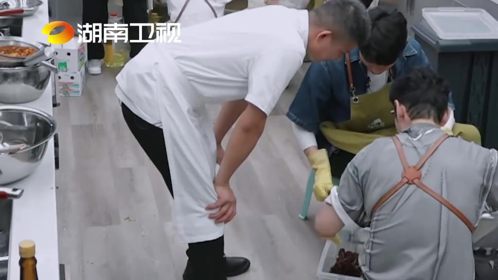 【湖南卫视#中餐厅#正在播出】@黄晓明 心疼即将被剥壳的小龙虾,连忙道歉说“我不是故意的”