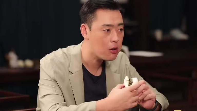 张桐 x 星月对话 张桐 和星月一起在节目中游览了来今雨轩,并品尝了当年鲁迅先生最爱的“冬