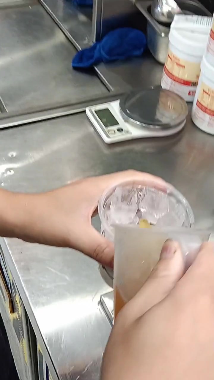 秋天第一杯奶茶你喝了吗,蓝莓摇摇奶昔来喽!快给你喜欢的人安排