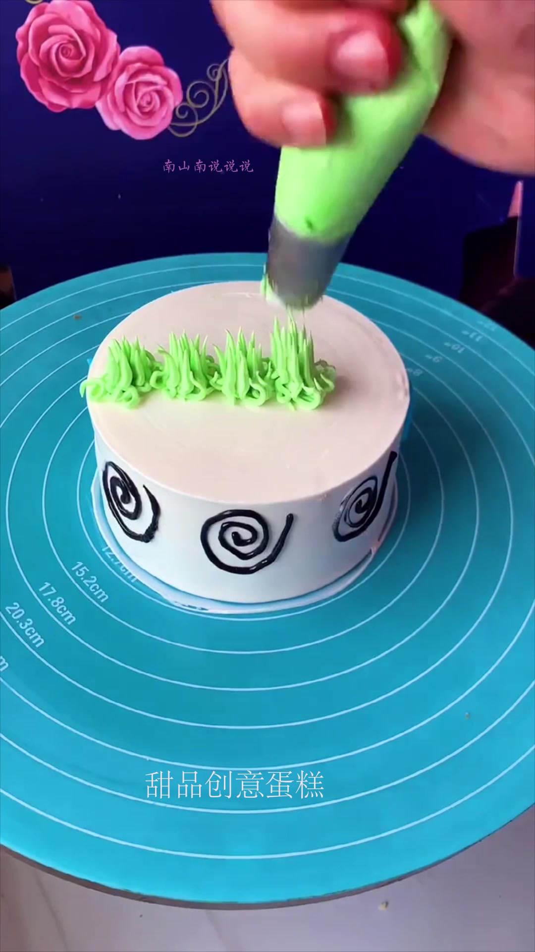 一块普通的蛋糕,加上造型之后,这个颜色让人很有食欲