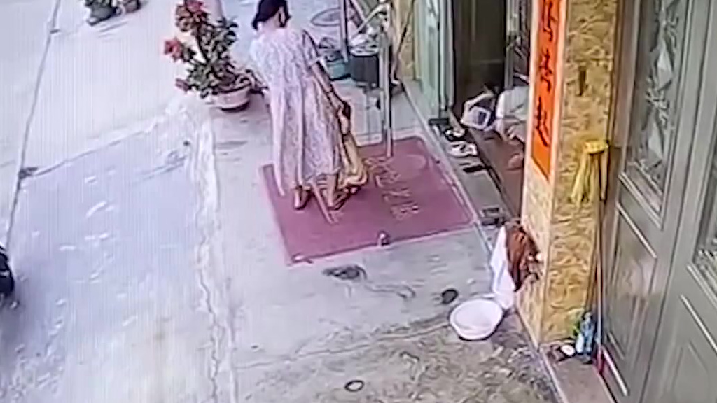 【广东一女店员烤鱿鱼添加酒精引起爆燃 围观女子和孩子被烧伤】8月6日,网曝广东揭阳一女子蹲