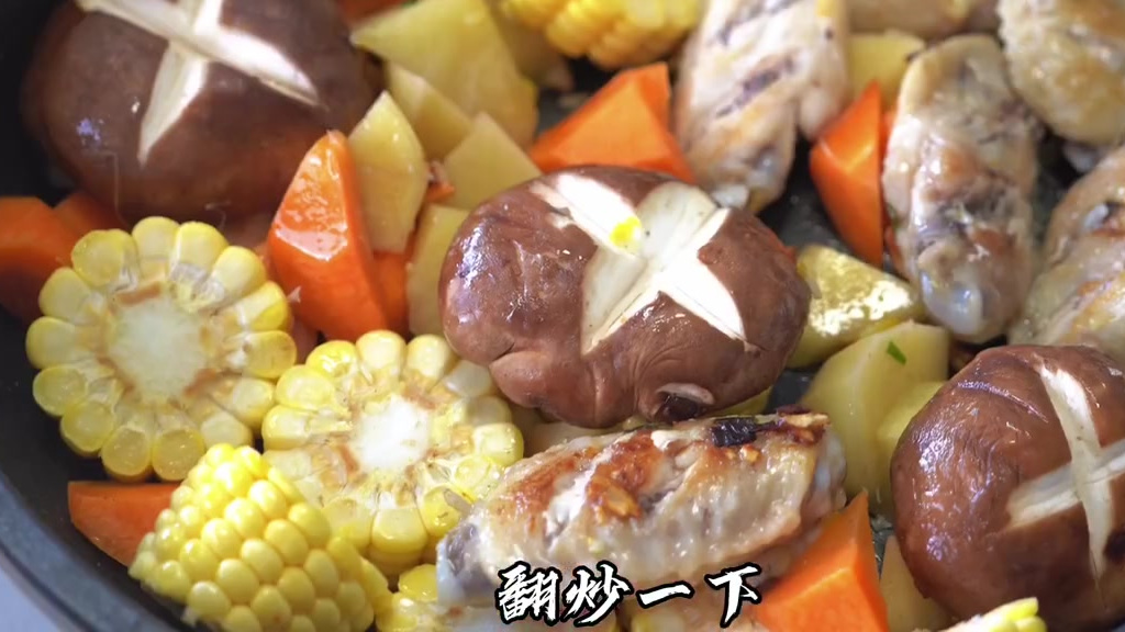【自制可乐鸡翅煲】#美食分享# 超级丰盛的可乐鸡翅煲!鸡翅入味、玉米清甜、土豆胡萝卜软烂,