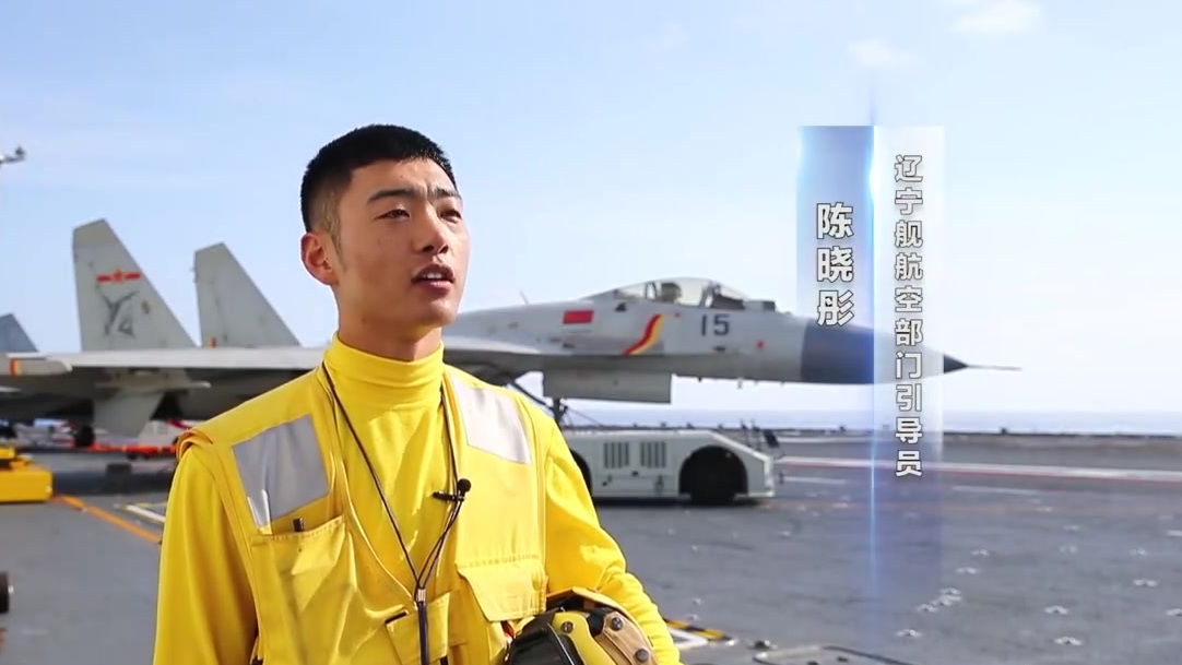【辽宁舰上的“小彩人”系列之绿黄紫!你知道航母甲板上的彩虹马甲都代表什么工作吗?】在停满舰
