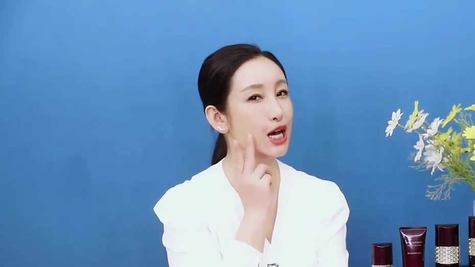 面对生活的挑战,我的老朋友片仔癀牌凝时素颜紧致精华,总是可以帮我有效改善肌肤状态,想知道我