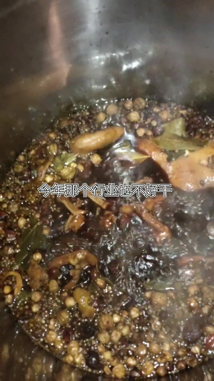 鸭脖鸭翅鸭锁骨卤鸡卤制中 金灿灿颜色