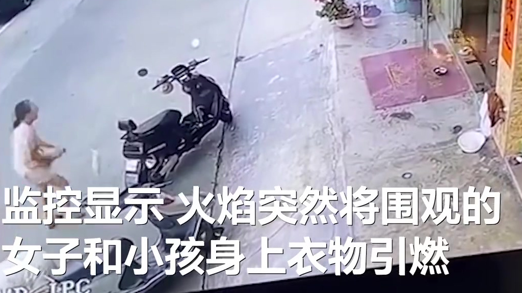 【监拍店员烤鱿鱼加酒精引爆燃围观女子和孩子被烧伤】据北京时间,8月6日,广东揭阳,女子蹲在