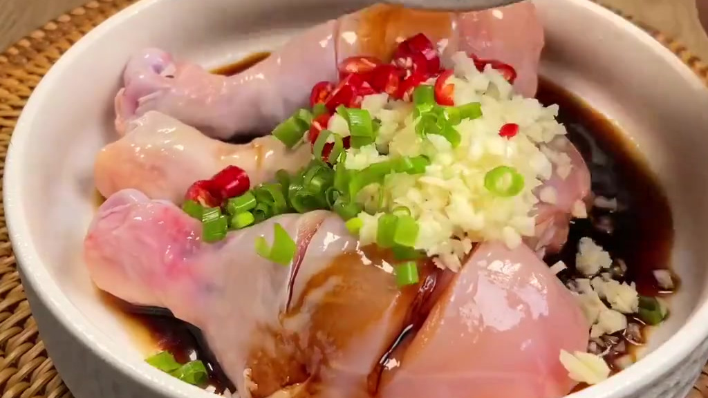 #美食时刻#【金针菇蒸鸡腿】做法简单,鲜嫩多汁,减脂期最爱的鸡腿做法~