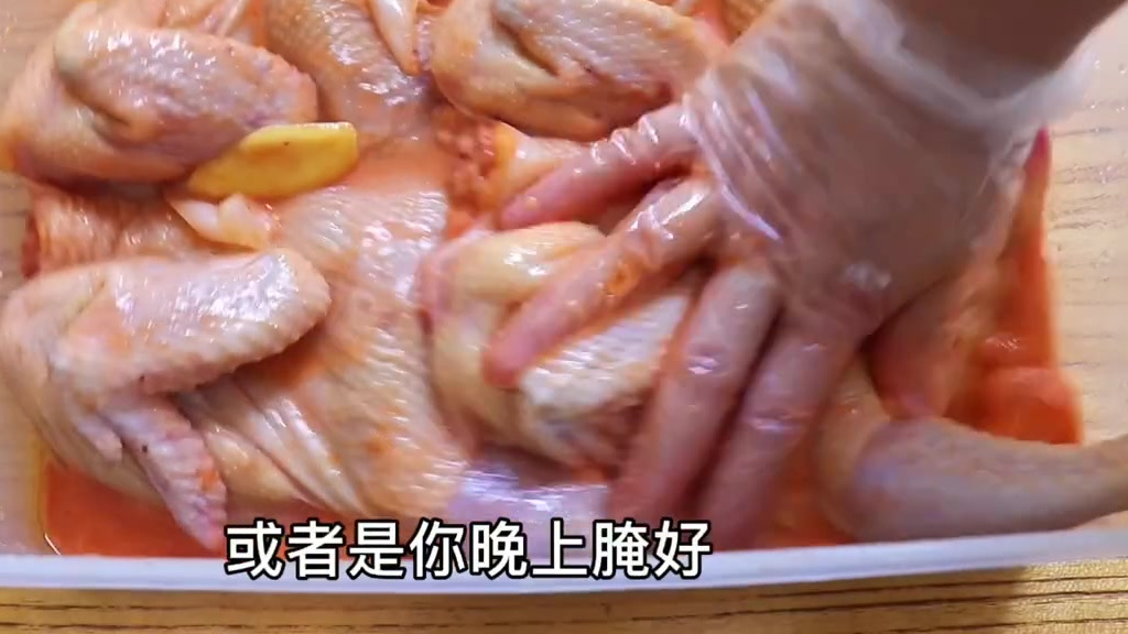 教你在家自制脆皮炸鸡,外皮酥脆好吃,做法简单!(来源:夏妈厨房 )
