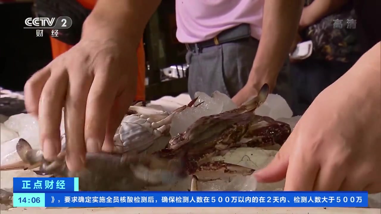 【时令海鲜开始大量上市:梭子蟹比去年便宜30%】随着8月东海开捕,日前在上海,第一批海产品