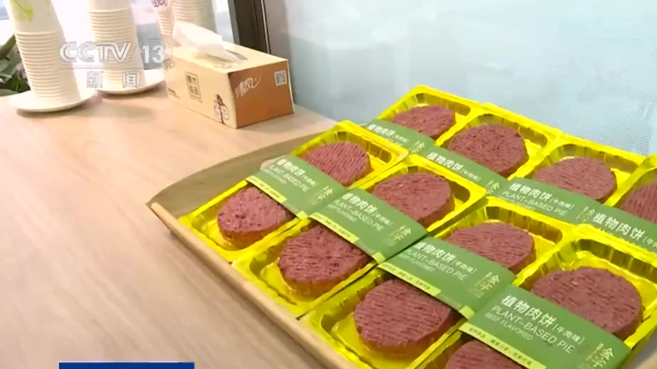 【植物肉的热量与牛肉不相上下】虽然“植物肉”属于素食,但为了追求类似真肉柔嫩多汁的口感,“