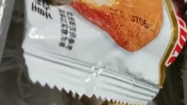 【男子在达利园蛋黄派中吃出带血牙齿 ,售后:已安排当地工作人员处理 】8月12日,浙江金华