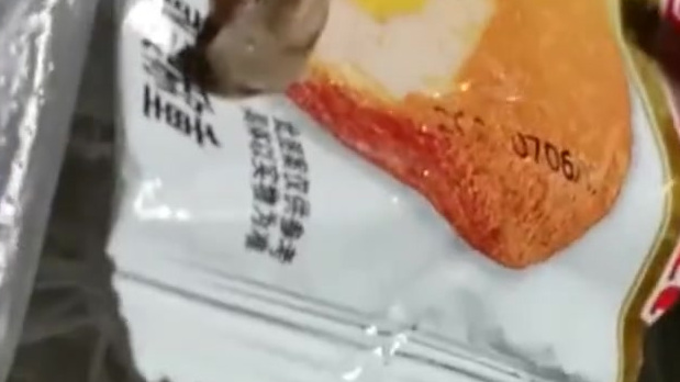 【男子称达利园蛋黄派吃出带血牙齿 售后:已安排当地工作人员处理[衰]】8月12日,浙江金华