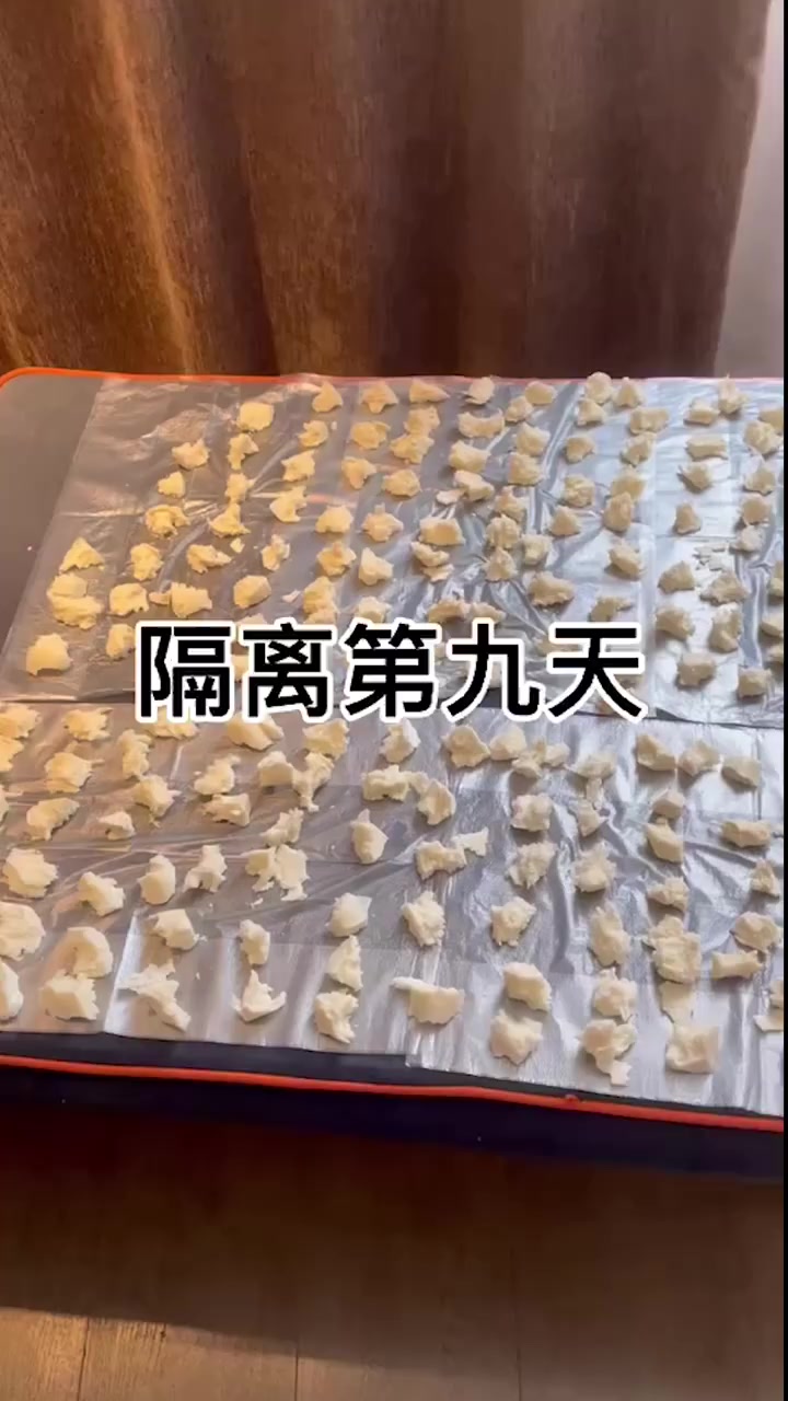 【一看就是陕西娃!女子吃不完隔离餐将馒头晒成干[大笑]】据白鹿视频消息:8月11日,西安。
