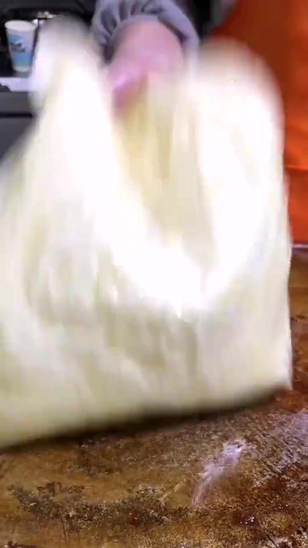 新鲜做出来的鸡蛋灌饼才好吃,放入鸡蛋的那一刻,才是真正的精髓